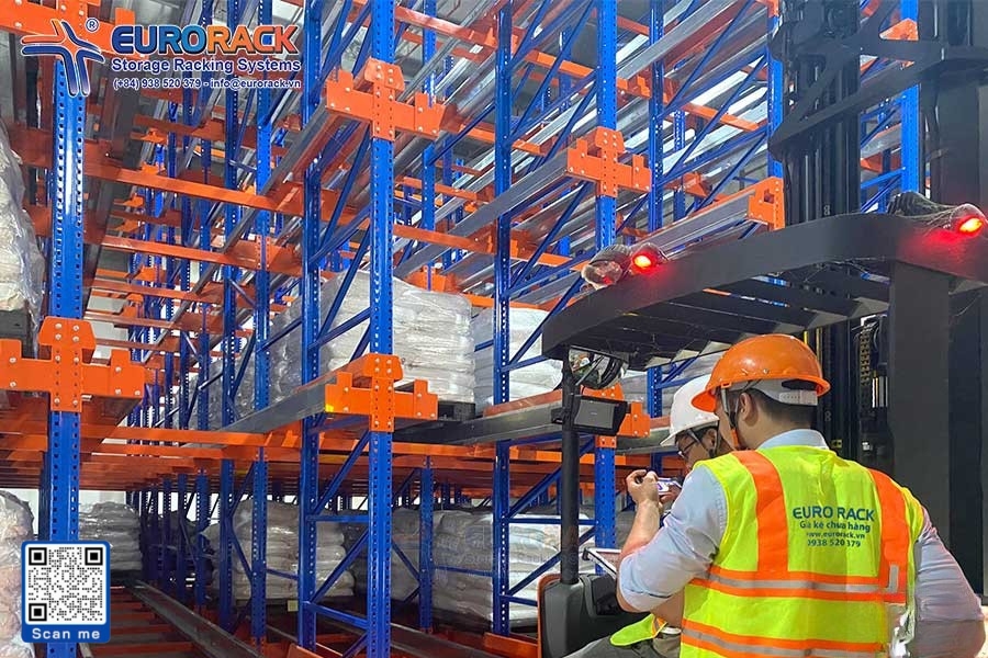 Nhân viên đang thực hiện lắp đặt robot lên hệ thống kệ công nghiệp tự động