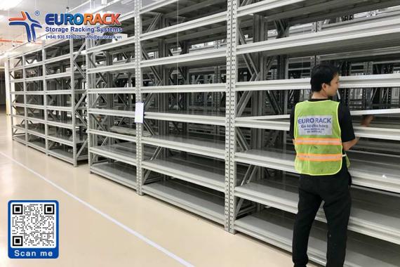Kệ trung tải giúp sắp xếp hàng hóa ngăn nắp, dễ truy xuất